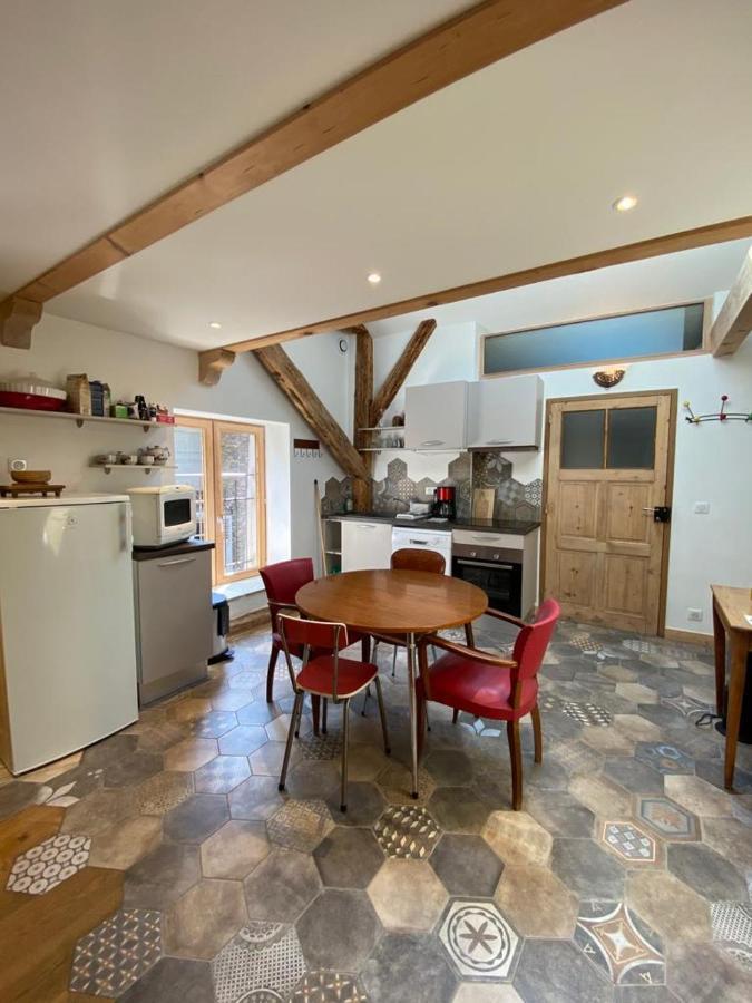 Au Cheval Blanc - Appartements Et Chambres D'Hotes Альбервиль Экстерьер фото